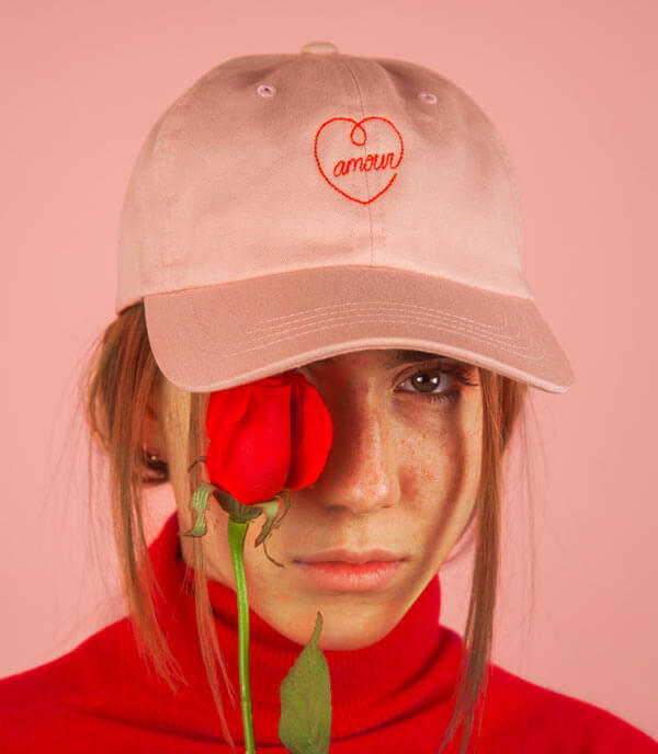 Broderie en rouge casquette destructurée